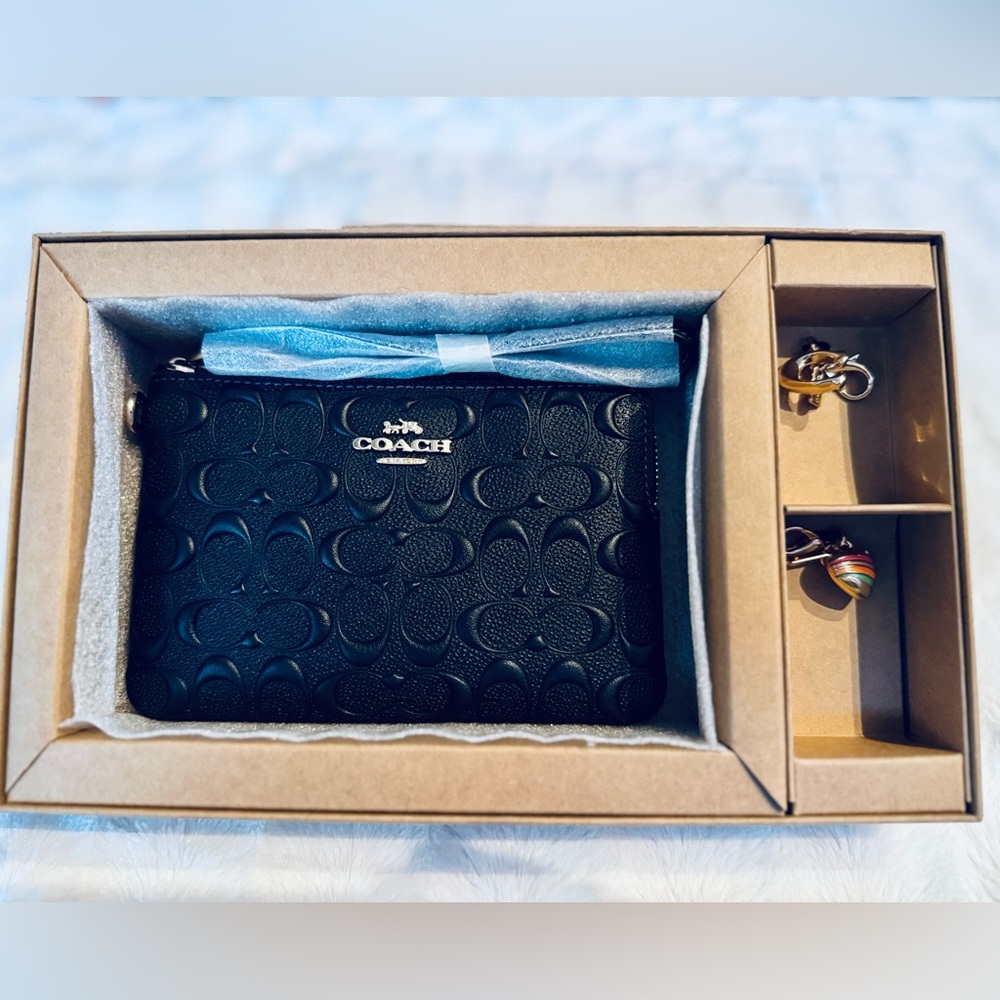 Boxed Corner Zip Wristlet